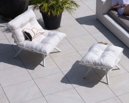 Poltrona da esterno "Lisca" bianca con struttura in alluminio bianco poggiapiedi modulare