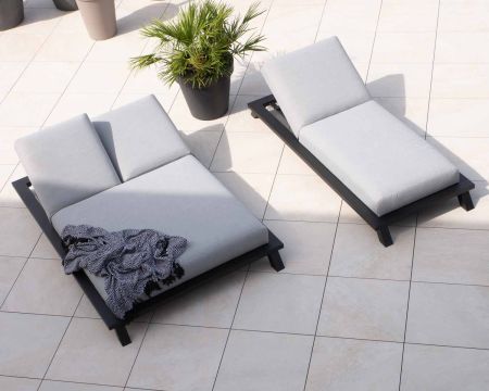 Lettino matrimoniale "Nusa Pedina" in tessuto Sunbrella grigio chiaro con struttura in alluminio nero