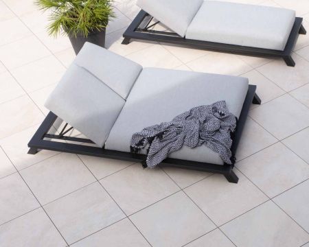 Lettino matrimoniale "Nusa Pedina" in tessuto Sunbrella grigio chiaro con struttura in alluminio nero