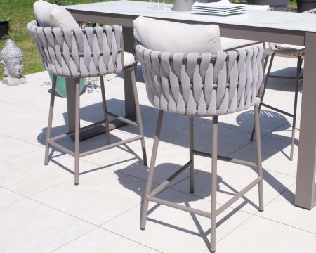 Sedia da bar ultra chic con schienale in tessuto grigio e gambe in alluminio "Chinon", seduta da 74 cm