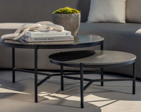 Tavolino di design nero con piano in ceramica e struttura a 3 gambe "Sokha Beach", diametro 126 cm