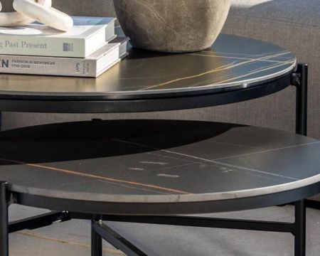 Tavolino di design nero con piano in ceramica e struttura a 3 gambe "Sokha Beach", diametro 126 cm