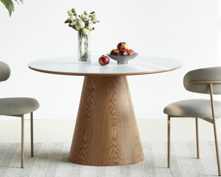 Tavolo rotondo "Oria" da 120 cm con piano in ceramica effetto marmo bianco e gambe in rovere