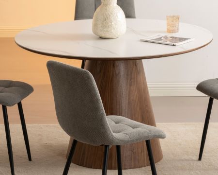 Tavolo da pranzo rotondo Oria da 120 cm con piano in ceramica effetto marmo bianco e gambe in noce