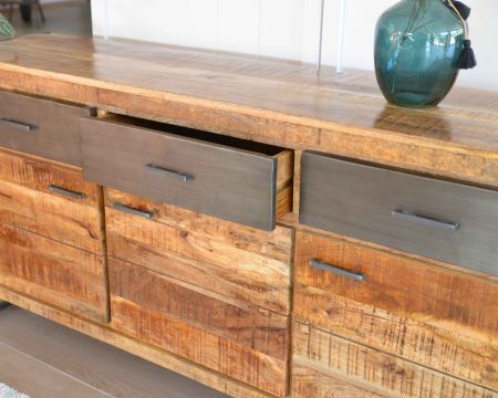 Credenza in legno e metallo di ispirazione indù "Shade" con 3 cassetti e 3 ante