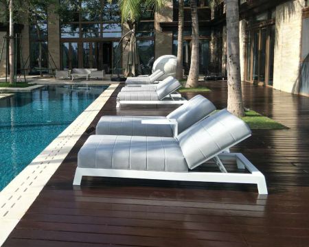 Lettino trapuntato "Terrasse" in alluminio bianco e tessuto grigio di alta qualità