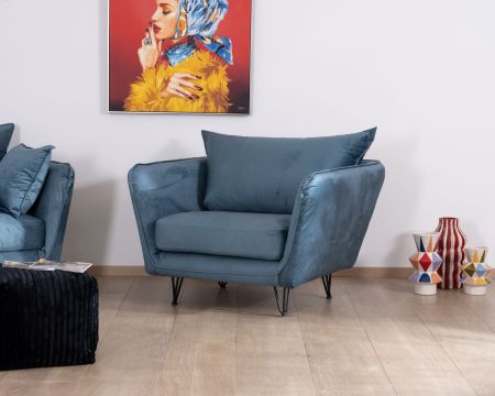 Poltrona grande e accogliente "Hasting" in tessuto blu e gambe in metallo nero
