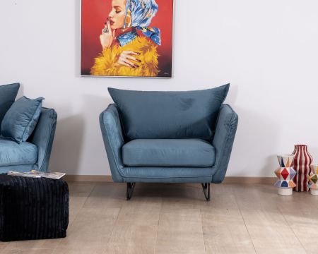 Poltrona grande e accogliente "Hasting" in tessuto blu e gambe in metallo nero