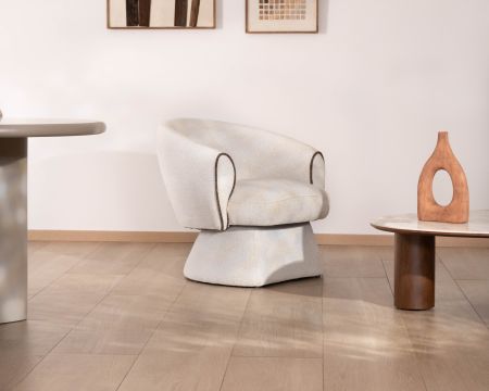 Poltroncina lounge "Sweet Culture" in tessuto bouclette bianco sporco, design avvolgente