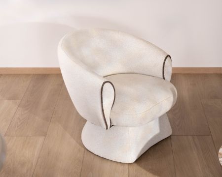 Poltroncina lounge "Sweet Culture" in tessuto bouclette bianco sporco, design avvolgente