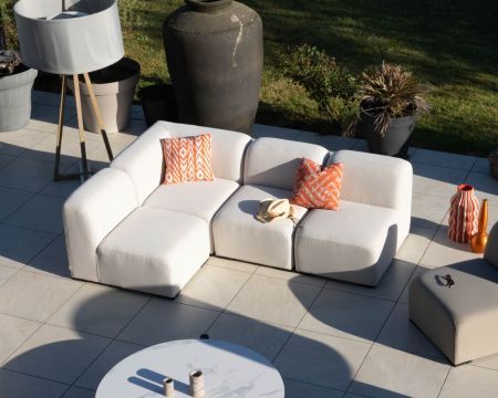 Modulo d'angolo per divano modulare da esterno "Miroly Bay" in tessuto crema dal design organico