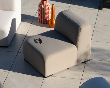 Elemento di seduta per divano modulare da esterno in tessuto taupe "Miroly Bay" dal design organico