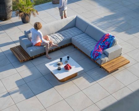 Divano di alta gamma con schienale dritto in tessuto Sunbrella grigio chiaro "Lombok"