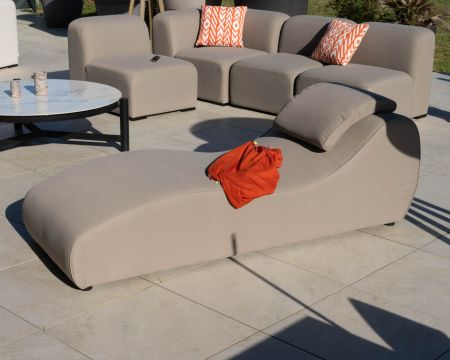 Lettino prendisole in tessuto beige speciale per esterni design organico "Miroly bay