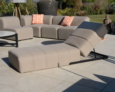 Lettino prendisole dal design elegante in tessuto speciale per esterni "Sunset Bay" color tortora con impunture