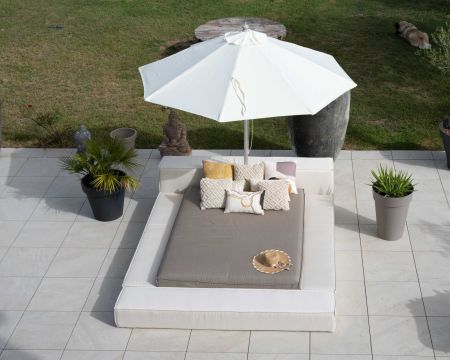 Lettino da giardino matrimoniale in tessuto Sunbrella grigio e bianco con ombrellone "Saint Tropez