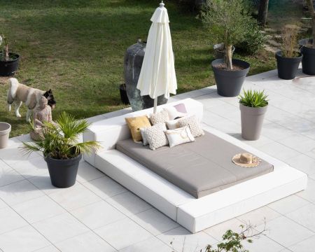 Lettino da giardino matrimoniale in tessuto Sunbrella grigio e bianco con ombrellone "Saint Tropez