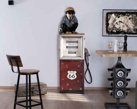 Arredo bar "pazzo" nello spirito della pompa di benzina in metallo di recupero della Route 66