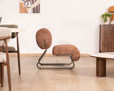 Poltrona "Luno" dal design retrò in tessuto bouclette e struttura in metallo color bronzo