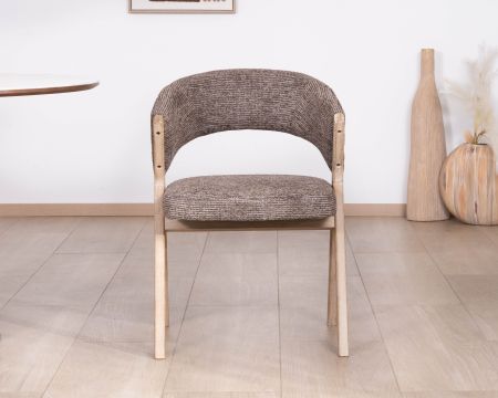Set di 2 sedie contemporanee "KYARA" in tessuto marrone cacao, dalla silhouette accogliente e dalla seduta confortevole
