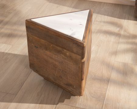 Tavolino triangolare "Mood" in legno di recupero con piano in marmo bianco