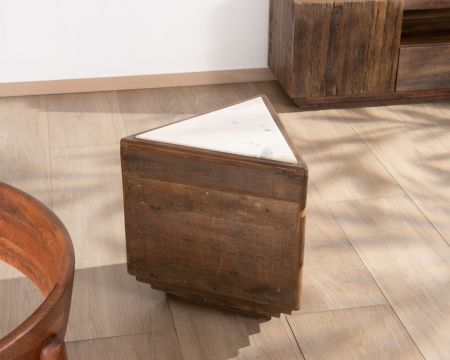 Tavolino triangolare "Mood" in legno di recupero con piano in marmo bianco