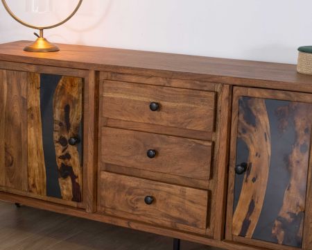 Credenza bassa in acacia massiccia "Membatu" con gambe in metallo nero 175cm ante e cassetti in stile etnico