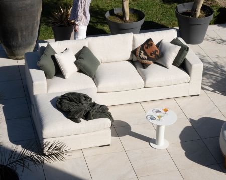 Divano da esterno ultraconfortevole con pouf in tessuto ecru screziato "Toliara" con cuscini decorativi color kaki 