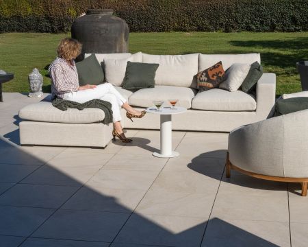 Divano da esterno ultraconfortevole con pouf in tessuto ecru screziato "Toliara" con cuscini decorativi color kaki 