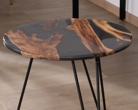 Tavolino rotondo in stile etnico in acacia e resina con gambe in metallo "Membatu"