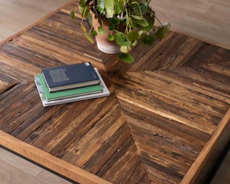 Tavolino quadrato con finitura a spina di pesce in acacia e struttura in metallo "Géonidum" 110 cm