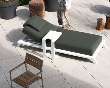 Chaise longue ultraconfortevole "Nusa Pedina" in tessuto verde kaki e struttura in alluminio bianco
