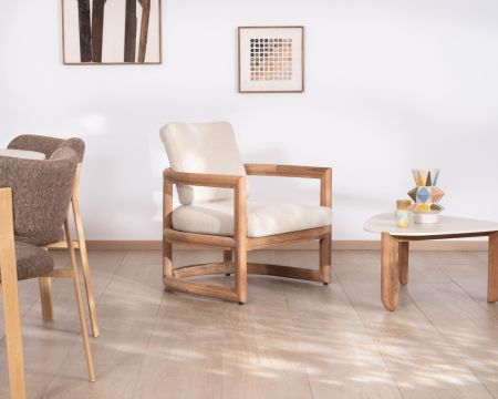 Poltrona lounge in teak massiccio “Alizé” con cuscini in bouclé écru – per interni ed esterni