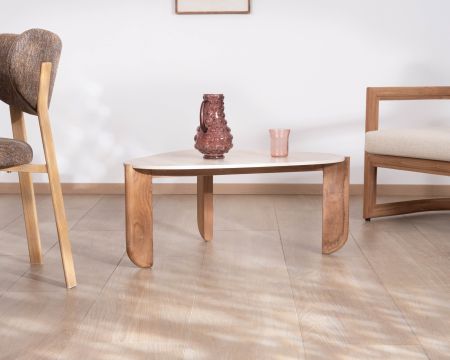 Grande tavolino dal design organico per interni ed esterni, in teak massiccio con piano in ceramica effetto travertino "Osten"