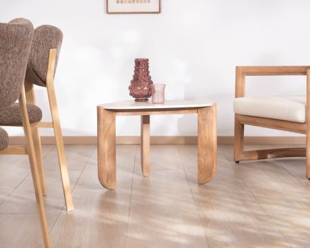 Tavolino dalla forma organica in teak massiccio con piano in ceramica effetto travertino "Osten"