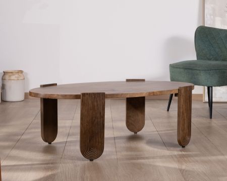 Tavolino ovale in mango "Loopie" con gambe scanalate