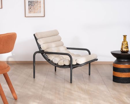 Poltrona lounge in stile Riviera “Alizé” nera con cuscino trapuntato color écru