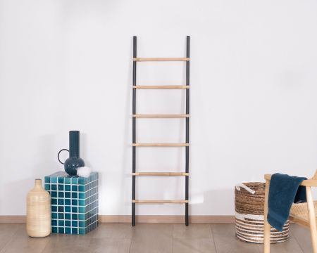 Scala in rattan con finitura bicolore naturale e nera “Solira” 150 cm