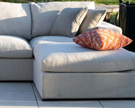 Divano da esterno ultraconfortevole in tessuto screziato beige e cuscini decorativi "Toliara" con modulo pouf