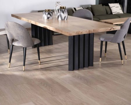Tavolo da pranzo "Audacio" grande da 260 cm in acacia con gambe in metallo plissettato nero