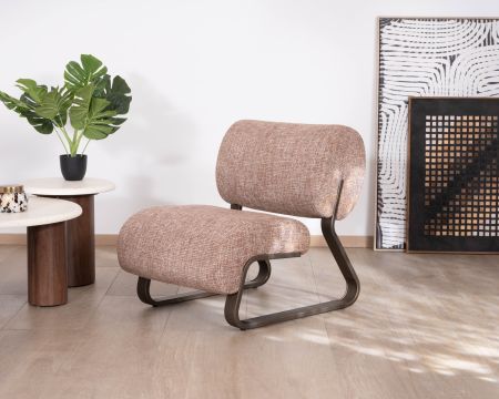 Poltrona di design retrò "Luno" in tessuto bouclé color mattone e struttura in metallo color bronzo