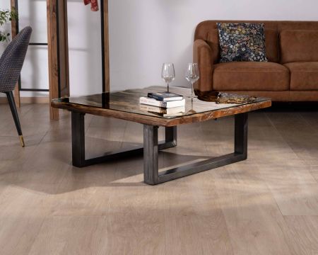 Tavolino quadrato "Cidade" in legno naturale di recupero con piano in vetro e gambe a U nero antico