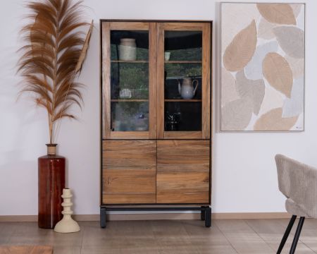 Piccolo comò in vetro "Olonie" in stile contemporaneo in teak naturale, acacia e metallo nero 