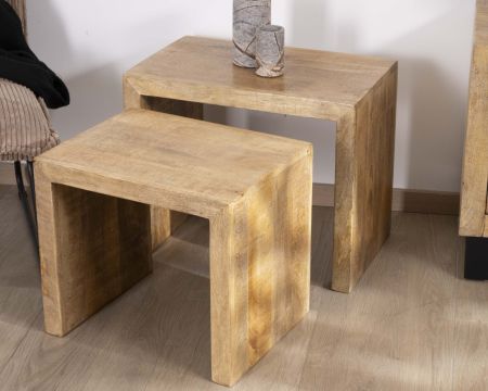 Coppia di tavolini nidificanti "Manoha" in legno di mango, linee pure