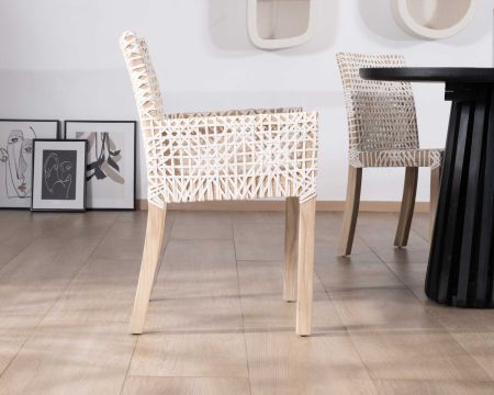 Sedia da pranzo "Mambow" con pelle intrecciata bianca e braccioli in teak
