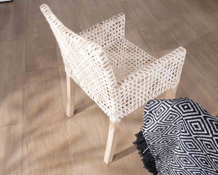 Sedia da pranzo "Mambow" con pelle intrecciata bianca e braccioli in teak
