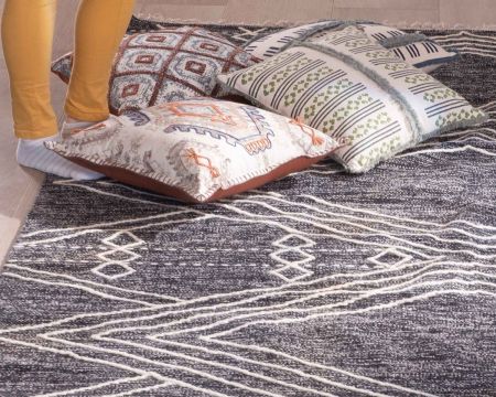 Grande tappeto etnico nero con motivo ricamato bianco "Foreign" 300x200cm