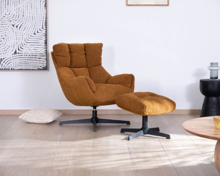 Poltrona girevole di design "Calista" con poggiapiedi in tessuto ciniglia senape
