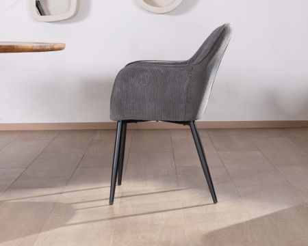 Sedia da pranzo contemporanea "Scotty" in tessuto di velluto grigio scuro con braccioli e gambe in metallo nero