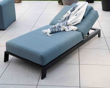 Comodissimo lettino "Terrasse" blu turchese con struttura nera